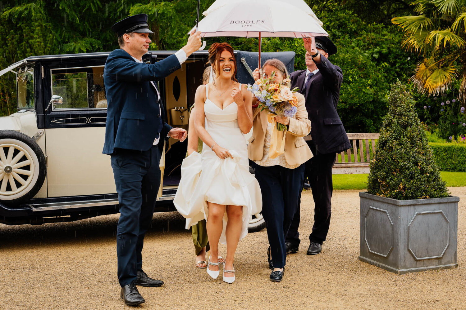 Bride arriving at the Palm House in the rain