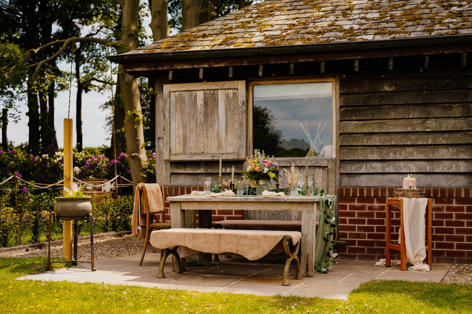 The outside dining area at The Stables accommodation in Moss Wood